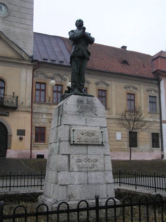 En bedjande gruvarbetare framför gruvmuseet. På sockeln står: "1230-1930 Glück auf!" (Lycka till!).